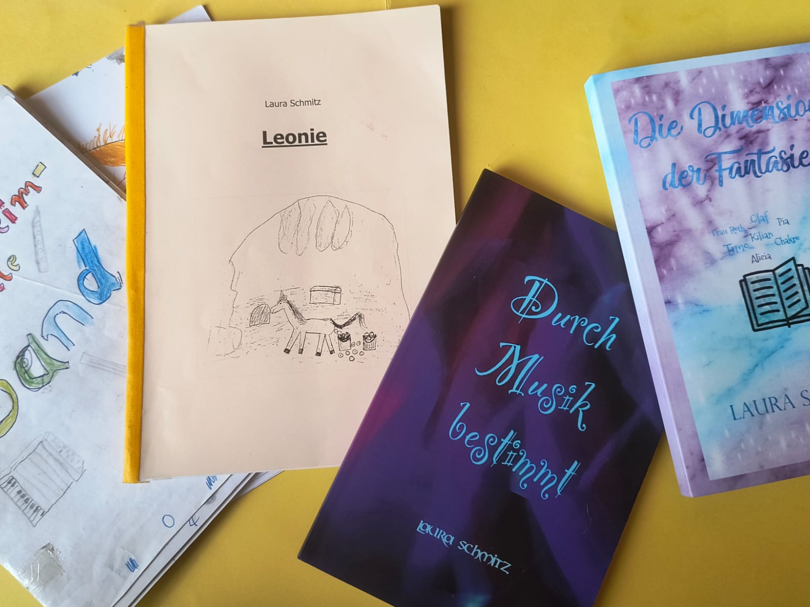 Bücher und Hefte aus Lauras Kindheit